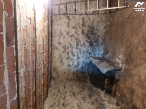 Maison de ville : entrée salon-séjour cuisine WC. Etage : 2ch salle d'eau WC. Grenier, remise jardin