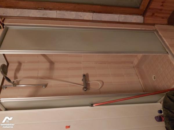 Maison de ville : entrée salon-séjour cuisine WC. Etage : 2ch salle d'eau WC. Grenier, remise jardin