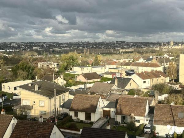 CAEN Rive droite - Dernier étage ascenseur - T4 de 74 m2 - 3 chambres - Cave.