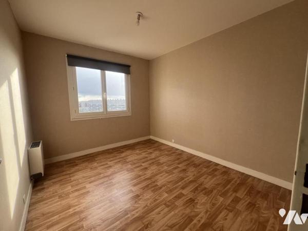 CAEN Rive droite - Dernier étage ascenseur - T4 de 74 m2 - 3 chambres - Cave.