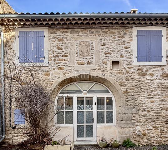 Venez profiter de la douceur de vivre de la Drôme Provençale. 
Cette maison se trouve entre les truffières du Tricastin et le châteaux de Grignan dans le charmant village de Baume-de-Transit.

Au rez-de-chaussé, vous profiterez d'une belle pièce de vie avec sa cuisine ouverte sur un espace repas et sur le salon, idéal pour y vivre des moments conviviaux en famille ou entre amis .
Vous y passerez des soirées chaleureuses grâce à sa cheminée et son sol en pierre naturelle, et l'été vous profiterez de la fraicheur de sa terrasse.

A l'étage vous trouverez trois belles chambres dont une avec mezzanine. 
Vous pourrez profiter d'une spacieuse salle de bains avec sa douche et sa baignoire d'angle pour vous prélasserez toute tranquillité.

C'est une maison accueillante, chaleureuse qui a bénéficié de beaucoup d'attentions au cours de sa restauration.
Une maison où on se sent tout de suite bien.

Les petits plus: - une buanderie 
                          - accès et stationnement en voiture à proximité 
                          - un village vivant avec ses commerces de proximité 
                          - pas de travaux 

Contactez-moi pour plus d'informations et pour organiser une visite.