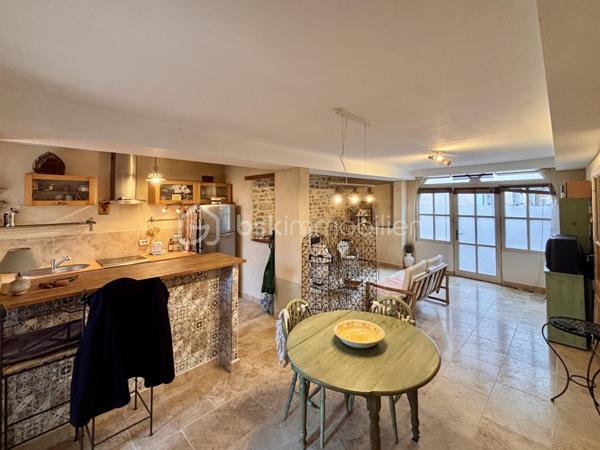 Venez profiter de la douceur de vivre de la Drôme Provençale. 
Cette maison se trouve entre les truffières du Tricastin et le châteaux de Grignan dans le charmant village de Baume-de-Transit.

Au rez-de-chaussé, vous profiterez d'une belle pièce de vie avec sa cuisine ouverte sur un espace repas et sur le salon, idéal pour y vivre des moments conviviaux en famille ou entre amis .
Vous y passerez des soirées chaleureuses grâce à sa cheminée et son sol en pierre naturelle, et l'été vous profiterez de la fraicheur de sa terrasse.

A l'étage vous trouverez trois belles chambres dont une avec mezzanine. 
Vous pourrez profiter d'une spacieuse salle de bains avec sa douche et sa baignoire d'angle pour vous prélasserez toute tranquillité.

C'est une maison accueillante, chaleureuse qui a bénéficié de beaucoup d'attentions au cours de sa restauration.
Une maison où on se sent tout de suite bien.

Les petits plus: - une buanderie 
                          - accès et stationnement en voiture à proximité 
                          - un village vivant avec ses commerces de proximité 
                          - pas de travaux 

Contactez-moi pour plus d'informations et pour organiser une visite.