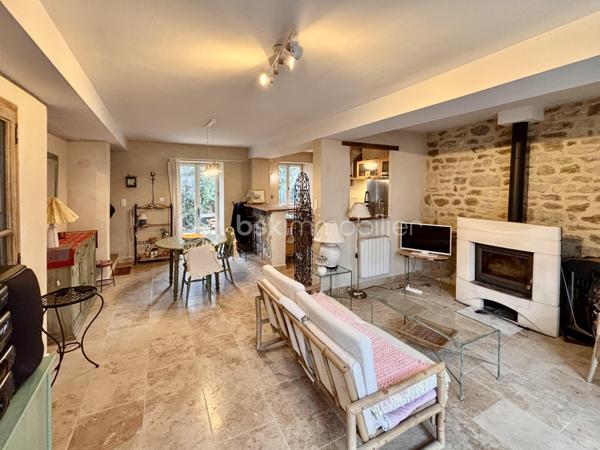 Venez profiter de la douceur de vivre de la Drôme Provençale. 
Cette maison se trouve entre les truffières du Tricastin et le châteaux de Grignan dans le charmant village de Baume-de-Transit.

Au rez-de-chaussé, vous profiterez d'une belle pièce de vie avec sa cuisine ouverte sur un espace repas et sur le salon, idéal pour y vivre des moments conviviaux en famille ou entre amis .
Vous y passerez des soirées chaleureuses grâce à sa cheminée et son sol en pierre naturelle, et l'été vous profiterez de la fraicheur de sa terrasse.

A l'étage vous trouverez trois belles chambres dont une avec mezzanine. 
Vous pourrez profiter d'une spacieuse salle de bains avec sa douche et sa baignoire d'angle pour vous prélasserez toute tranquillité.

C'est une maison accueillante, chaleureuse qui a bénéficié de beaucoup d'attentions au cours de sa restauration.
Une maison où on se sent tout de suite bien.

Les petits plus: - une buanderie 
                          - accès et stationnement en voiture à proximité 
                          - un village vivant avec ses commerces de proximité 
                          - pas de travaux 

Contactez-moi pour plus d'informations et pour organiser une visite.