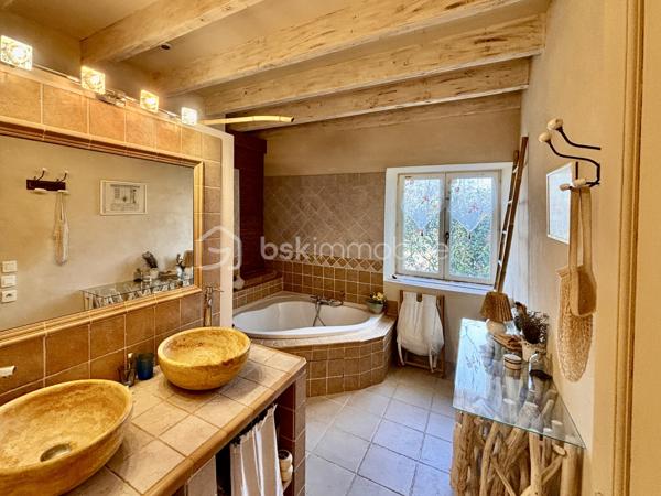 Venez profiter de la douceur de vivre de la Drôme Provençale. 
Cette maison se trouve entre les truffières du Tricastin et le châteaux de Grignan dans le charmant village de Baume-de-Transit.

Au rez-de-chaussé, vous profiterez d'une belle pièce de vie avec sa cuisine ouverte sur un espace repas et sur le salon, idéal pour y vivre des moments conviviaux en famille ou entre amis .
Vous y passerez des soirées chaleureuses grâce à sa cheminée et son sol en pierre naturelle, et l'été vous profiterez de la fraicheur de sa terrasse.

A l'étage vous trouverez trois belles chambres dont une avec mezzanine. 
Vous pourrez profiter d'une spacieuse salle de bains avec sa douche et sa baignoire d'angle pour vous prélasserez toute tranquillité.

C'est une maison accueillante, chaleureuse qui a bénéficié de beaucoup d'attentions au cours de sa restauration.
Une maison où on se sent tout de suite bien.

Les petits plus: - une buanderie 
                          - accès et stationnement en voiture à proximité 
                          - un village vivant avec ses commerces de proximité 
                          - pas de travaux 

Contactez-moi pour plus d'informations et pour organiser une visite.