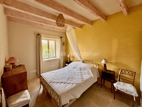 Venez profiter de la douceur de vivre de la Drôme Provençale. 
Cette maison se trouve entre les truffières du Tricastin et le châteaux de Grignan dans le charmant village de Baume-de-Transit.

Au rez-de-chaussé, vous profiterez d'une belle pièce de vie avec sa cuisine ouverte sur un espace repas et sur le salon, idéal pour y vivre des moments conviviaux en famille ou entre amis .
Vous y passerez des soirées chaleureuses grâce à sa cheminée et son sol en pierre naturelle, et l'été vous profiterez de la fraicheur de sa terrasse.

A l'étage vous trouverez trois belles chambres dont une avec mezzanine. 
Vous pourrez profiter d'une spacieuse salle de bains avec sa douche et sa baignoire d'angle pour vous prélasserez toute tranquillité.

C'est une maison accueillante, chaleureuse qui a bénéficié de beaucoup d'attentions au cours de sa restauration.
Une maison où on se sent tout de suite bien.

Les petits plus: - une buanderie 
                          - accès et stationnement en voiture à proximité 
                          - un village vivant avec ses commerces de proximité 
                          - pas de travaux 

Contactez-moi pour plus d'informations et pour organiser une visite.