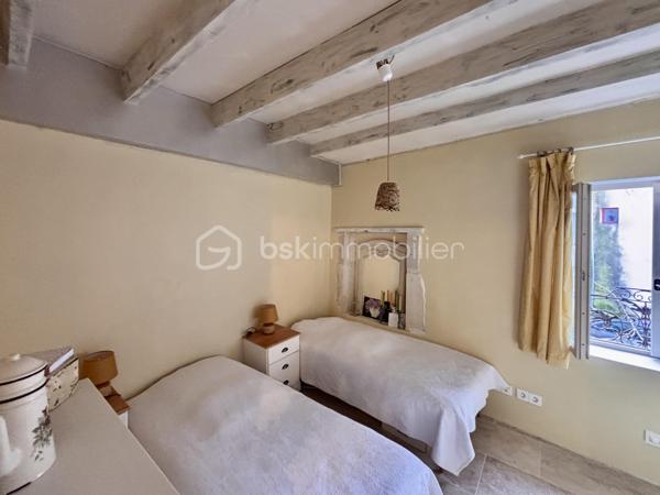 Venez profiter de la douceur de vivre de la Drôme Provençale. 
Cette maison se trouve entre les truffières du Tricastin et le châteaux de Grignan dans le charmant village de Baume-de-Transit.

Au rez-de-chaussé, vous profiterez d'une belle pièce de vie avec sa cuisine ouverte sur un espace repas et sur le salon, idéal pour y vivre des moments conviviaux en famille ou entre amis .
Vous y passerez des soirées chaleureuses grâce à sa cheminée et son sol en pierre naturelle, et l'été vous profiterez de la fraicheur de sa terrasse.

A l'étage vous trouverez trois belles chambres dont une avec mezzanine. 
Vous pourrez profiter d'une spacieuse salle de bains avec sa douche et sa baignoire d'angle pour vous prélasserez toute tranquillité.

C'est une maison accueillante, chaleureuse qui a bénéficié de beaucoup d'attentions au cours de sa restauration.
Une maison où on se sent tout de suite bien.

Les petits plus: - une buanderie 
                          - accès et stationnement en voiture à proximité 
                          - un village vivant avec ses commerces de proximité 
                          - pas de travaux 

Contactez-moi pour plus d'informations et pour organiser une visite.