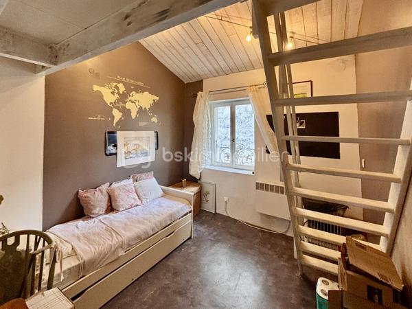 Venez profiter de la douceur de vivre de la Drôme Provençale. 
Cette maison se trouve entre les truffières du Tricastin et le châteaux de Grignan dans le charmant village de Baume-de-Transit.

Au rez-de-chaussé, vous profiterez d'une belle pièce de vie avec sa cuisine ouverte sur un espace repas et sur le salon, idéal pour y vivre des moments conviviaux en famille ou entre amis .
Vous y passerez des soirées chaleureuses grâce à sa cheminée et son sol en pierre naturelle, et l'été vous profiterez de la fraicheur de sa terrasse.

A l'étage vous trouverez trois belles chambres dont une avec mezzanine. 
Vous pourrez profiter d'une spacieuse salle de bains avec sa douche et sa baignoire d'angle pour vous prélasserez toute tranquillité.

C'est une maison accueillante, chaleureuse qui a bénéficié de beaucoup d'attentions au cours de sa restauration.
Une maison où on se sent tout de suite bien.

Les petits plus: - une buanderie 
                          - accès et stationnement en voiture à proximité 
                          - un village vivant avec ses commerces de proximité 
                          - pas de travaux 

Contactez-moi pour plus d'informations et pour organiser une visite.