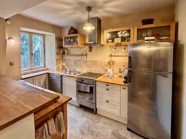 Venez profiter de la douceur de vivre de la Drôme Provençale. 
Cette maison se trouve entre les truffières du Tricastin et le châteaux de Grignan dans le charmant village de Baume-de-Transit.

Au rez-de-chaussé, vous profiterez d'une belle pièce de vie avec sa cuisine ouverte sur un espace repas et sur le salon, idéal pour y vivre des moments conviviaux en famille ou entre amis .
Vous y passerez des soirées chaleureuses grâce à sa cheminée et son sol en pierre naturelle, et l'été vous profiterez de la fraicheur de sa terrasse.

A l'étage vous trouverez trois belles chambres dont une avec mezzanine. 
Vous pourrez profiter d'une spacieuse salle de bains avec sa douche et sa baignoire d'angle pour vous prélasserez toute tranquillité.

C'est une maison accueillante, chaleureuse qui a bénéficié de beaucoup d'attentions au cours de sa restauration.
Une maison où on se sent tout de suite bien.

Les petits plus: - une buanderie 
                          - accès et stationnement en voiture à proximité 
                          - un village vivant avec ses commerces de proximité 
                          - pas de travaux 

Contactez-moi pour plus d'informations et pour organiser une visite.