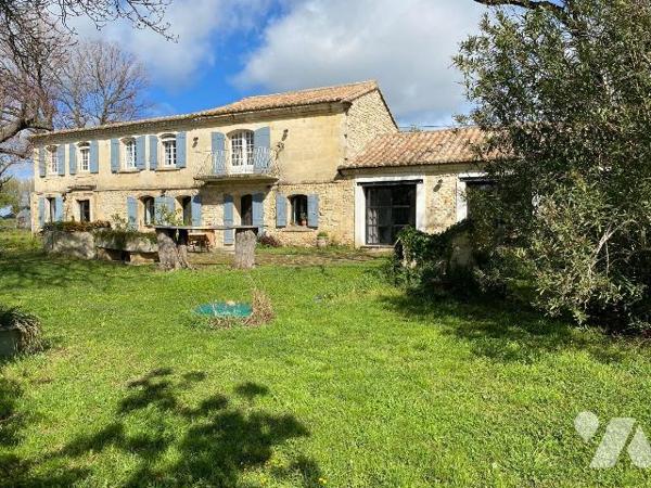Mas à vendre sur la commune d' Arles (RAPHELE LES ARLES 13280) dans les Bouches-du-Rhône (13) :...