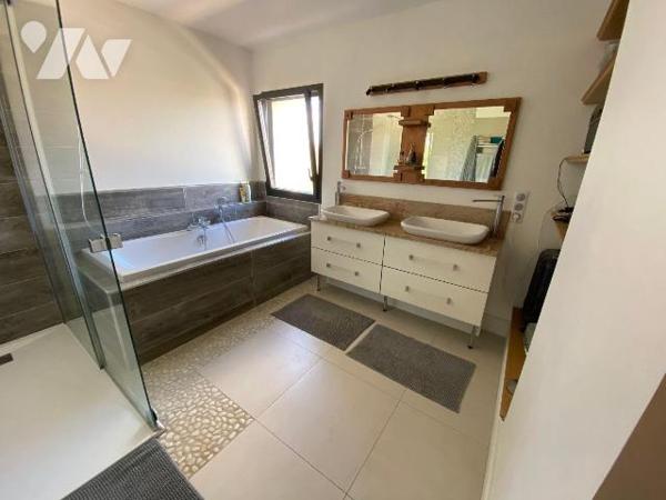 Mas à vendre sur la commune d' Arles (RAPHELE LES ARLES 13280) dans les Bouches-du-Rhône (13) :...