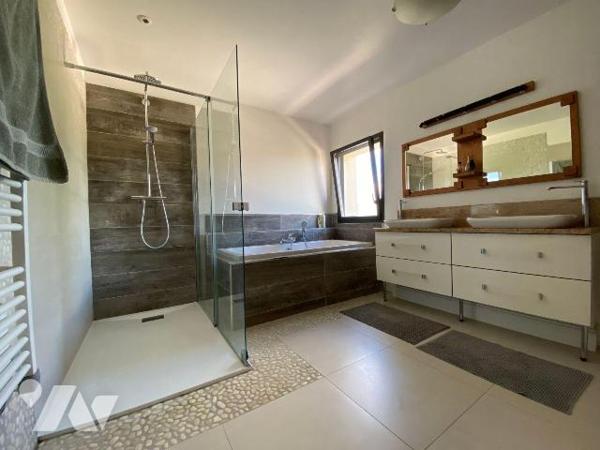 Mas à vendre sur la commune d' Arles (RAPHELE LES ARLES 13280) dans les Bouches-du-Rhône (13) :...