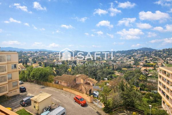 Lumière, vue dégagée et emplacement recherché : un T3 fonctionnel et idéalement situé.