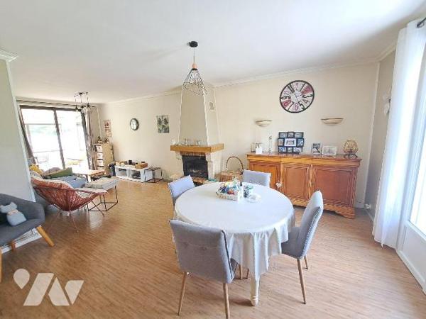 Maison de PLAIN PIED + TERRAIN CONSTRUCTIBLE DÉTACHABLE composée d'une entrée avec placard, sal...