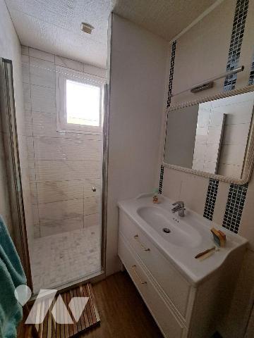 Maison de PLAIN PIED + TERRAIN CONSTRUCTIBLE DÉTACHABLE composée d'une entrée avec placard, sal...