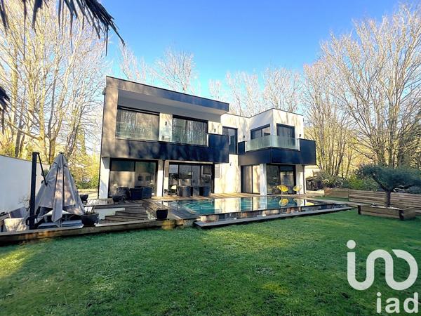 Maison d’architecte 6 pièces de 237 m² à Cambes (33880)