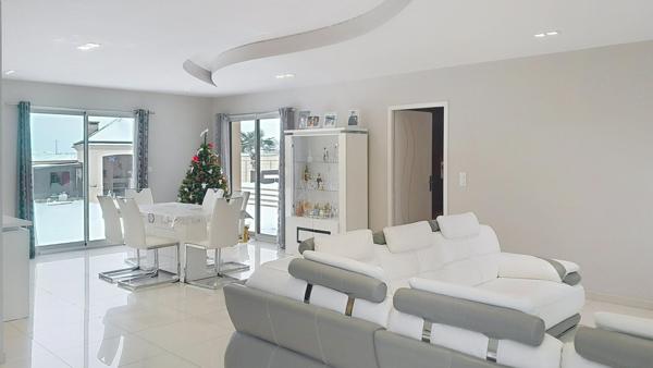 7p. 4 chambres. Parfait état. Plain-pied. Sous-sol total. Maisonnette indépendante. Jardin paysagé. Volumes