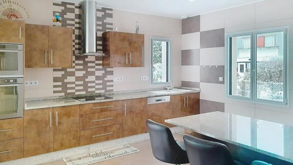 7p. 4 chambres. Parfait état. Plain-pied. Sous-sol total. Maisonnette indépendante. Jardin paysagé. Volumes