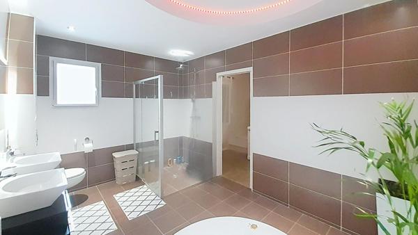 7p. 4 chambres. Parfait état. Plain-pied. Sous-sol total. Maisonnette indépendante. Jardin paysagé. Volumes