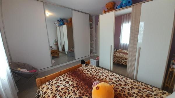 7p. 4 chambres. Parfait état. Plain-pied. Sous-sol total. Maisonnette indépendante. Jardin paysagé. Volumes