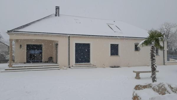 7p. 4 chambres. Parfait état. Plain-pied. Sous-sol total. Maisonnette indépendante. Jardin paysagé. Volumes