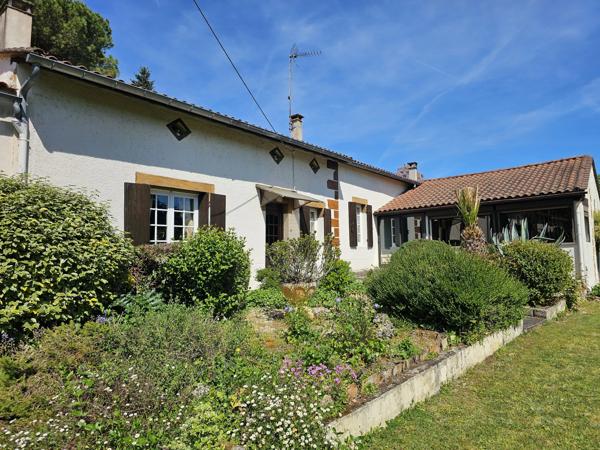 Ensemble de trois maisons