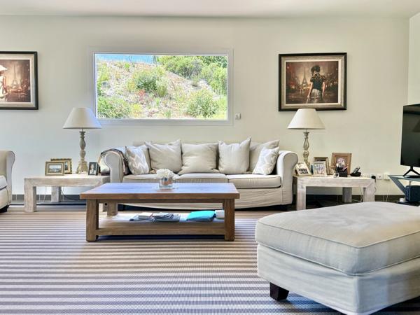 LIMOUX – Élégante Propriété de 5 Chambres avec Vue Panoramique Exceptionnelle et Commodités à Proximité