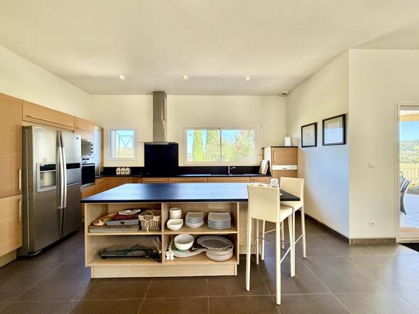 LIMOUX – Élégante Propriété de 5 Chambres avec Vue Panoramique Exceptionnelle et Commodités à Proximité