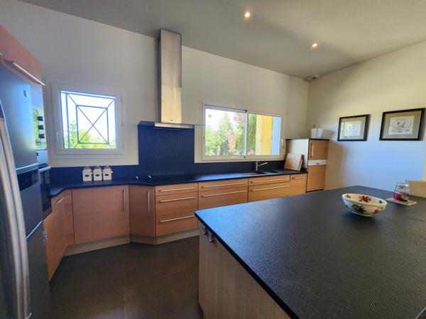LIMOUX – Élégante Propriété de 5 Chambres avec Vue Panoramique Exceptionnelle et Commodités à Proximité