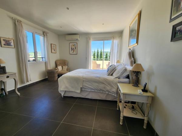 LIMOUX – Élégante Propriété de 5 Chambres avec Vue Panoramique Exceptionnelle et Commodités à Proximité