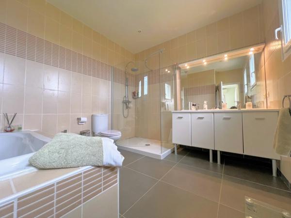 LIMOUX – Élégante Propriété de 5 Chambres avec Vue Panoramique Exceptionnelle et Commodités à Proximité