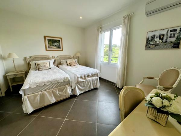 LIMOUX – Élégante Propriété de 5 Chambres avec Vue Panoramique Exceptionnelle et Commodités à Proximité