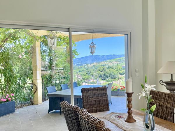 LIMOUX – Élégante Propriété de 5 Chambres avec Vue Panoramique Exceptionnelle et Commodités à Proximité