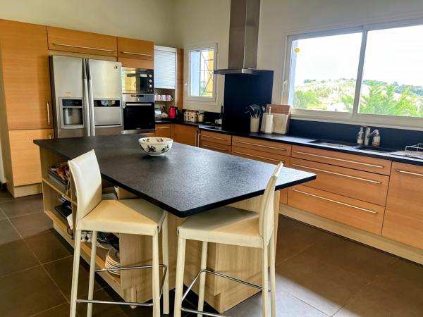 LIMOUX – Élégante Propriété de 5 Chambres avec Vue Panoramique Exceptionnelle et Commodités à Proximité