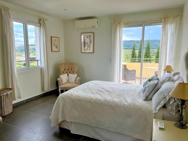 LIMOUX – Élégante Propriété de 5 Chambres avec Vue Panoramique Exceptionnelle et Commodités à Proximité