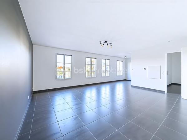 Situé au cœur de Serris, à deux pas de la mairie et de l'effervescence de Val d'Europe, cet appartement T4 de 86 m² constitue une opportunité financière rare sur un marché local en constante valorisation. Sa localisation stratégique permet de rejoindre Paris. Offrant un cadre de vie privilégié à proximité immédiate des pôles économiques majeurs. Doté d'une excellente performance énergétique DPE C, ce bien garantit un confort thermique optimal et des charges maîtrisées, répondant ainsi aux exigences des acheteurs les plus rigoureux en quête de rentabilité et de pérennité.

L'agencement intérieur mise sur la clarté et l'amplitude des volumes, avec une distribution des pièces fluide et sans aucune perte d'espace. Le séjour spacieux s'ouvre sur un environnement calme, une partie nuit se distingue par 3 chambre une salle de bain et wc-separe, offrant une modularité rare pour le secteur. L'absence totale de vis-à-vis, critère extrêmement recherché à Serris, confère à chaque pièce une luminosité naturelle abondante et une intimité totale, idéales pour concilier confort de vie de famille et calme absolu.

L'état général du bien est irréprochable, ne nécessitant aucun travaux, ce qui permet une installation immédiate dans un environnement sain et moderne. La prestation est complétée par deux places de parking privatives, un atout logistique indispensable en centre-ville. Pour découvrir ce bien d'exception ou organiser une visite, contactez Mme Oliveira - BSK Immobilier au 07 68 07 60 36