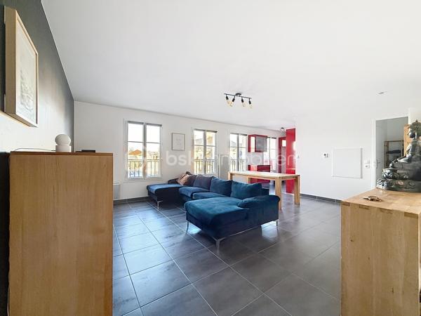 Situé au cœur de Serris, à deux pas de la mairie et de l'effervescence de Val d'Europe, cet appartement T4 de 86 m² constitue une opportunité financière rare sur un marché local en constante valorisation. Sa localisation stratégique permet de rejoindre Paris. Offrant un cadre de vie privilégié à proximité immédiate des pôles économiques majeurs. Doté d'une excellente performance énergétique DPE C, ce bien garantit un confort thermique optimal et des charges maîtrisées, répondant ainsi aux exigences des acheteurs les plus rigoureux en quête de rentabilité et de pérennité.

L'agencement intérieur mise sur la clarté et l'amplitude des volumes, avec une distribution des pièces fluide et sans aucune perte d'espace. Le séjour spacieux s'ouvre sur un environnement calme, une partie nuit se distingue par 3 chambre une salle de bain et wc-separe, offrant une modularité rare pour le secteur. L'absence totale de vis-à-vis, critère extrêmement recherché à Serris, confère à chaque pièce une luminosité naturelle abondante et une intimité totale, idéales pour concilier confort de vie de famille et calme absolu.

L'état général du bien est irréprochable, ne nécessitant aucun travaux, ce qui permet une installation immédiate dans un environnement sain et moderne. La prestation est complétée par deux places de parking privatives, un atout logistique indispensable en centre-ville. Pour découvrir ce bien d'exception ou organiser une visite, contactez Mme Oliveira - BSK Immobilier au 07 68 07 60 36