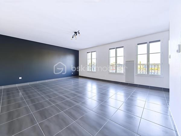 Situé au cœur de Serris, à deux pas de la mairie et de l'effervescence de Val d'Europe, cet appartement T4 de 86 m² constitue une opportunité financière rare sur un marché local en constante valorisation. Sa localisation stratégique permet de rejoindre Paris. Offrant un cadre de vie privilégié à proximité immédiate des pôles économiques majeurs. Doté d'une excellente performance énergétique DPE C, ce bien garantit un confort thermique optimal et des charges maîtrisées, répondant ainsi aux exigences des acheteurs les plus rigoureux en quête de rentabilité et de pérennité.

L'agencement intérieur mise sur la clarté et l'amplitude des volumes, avec une distribution des pièces fluide et sans aucune perte d'espace. Le séjour spacieux s'ouvre sur un environnement calme, une partie nuit se distingue par 3 chambre une salle de bain et wc-separe, offrant une modularité rare pour le secteur. L'absence totale de vis-à-vis, critère extrêmement recherché à Serris, confère à chaque pièce une luminosité naturelle abondante et une intimité totale, idéales pour concilier confort de vie de famille et calme absolu.

L'état général du bien est irréprochable, ne nécessitant aucun travaux, ce qui permet une installation immédiate dans un environnement sain et moderne. La prestation est complétée par deux places de parking privatives, un atout logistique indispensable en centre-ville. Pour découvrir ce bien d'exception ou organiser une visite, contactez Mme Oliveira - BSK Immobilier au 07 68 07 60 36