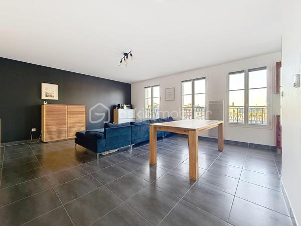 Situé au cœur de Serris, à deux pas de la mairie et de l'effervescence de Val d'Europe, cet appartement T4 de 86 m² constitue une opportunité financière rare sur un marché local en constante valorisation. Sa localisation stratégique permet de rejoindre Paris. Offrant un cadre de vie privilégié à proximité immédiate des pôles économiques majeurs. Doté d'une excellente performance énergétique DPE C, ce bien garantit un confort thermique optimal et des charges maîtrisées, répondant ainsi aux exigences des acheteurs les plus rigoureux en quête de rentabilité et de pérennité.

L'agencement intérieur mise sur la clarté et l'amplitude des volumes, avec une distribution des pièces fluide et sans aucune perte d'espace. Le séjour spacieux s'ouvre sur un environnement calme, une partie nuit se distingue par 3 chambre une salle de bain et wc-separe, offrant une modularité rare pour le secteur. L'absence totale de vis-à-vis, critère extrêmement recherché à Serris, confère à chaque pièce une luminosité naturelle abondante et une intimité totale, idéales pour concilier confort de vie de famille et calme absolu.

L'état général du bien est irréprochable, ne nécessitant aucun travaux, ce qui permet une installation immédiate dans un environnement sain et moderne. La prestation est complétée par deux places de parking privatives, un atout logistique indispensable en centre-ville. Pour découvrir ce bien d'exception ou organiser une visite, contactez Mme Oliveira - BSK Immobilier au 07 68 07 60 36