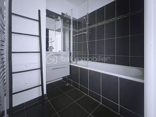 Situé au cœur de Serris, à deux pas de la mairie et de l'effervescence de Val d'Europe, cet appartement T4 de 86 m² constitue une opportunité financière rare sur un marché local en constante valorisation. Sa localisation stratégique permet de rejoindre Paris. Offrant un cadre de vie privilégié à proximité immédiate des pôles économiques majeurs. Doté d'une excellente performance énergétique DPE C, ce bien garantit un confort thermique optimal et des charges maîtrisées, répondant ainsi aux exigences des acheteurs les plus rigoureux en quête de rentabilité et de pérennité.

L'agencement intérieur mise sur la clarté et l'amplitude des volumes, avec une distribution des pièces fluide et sans aucune perte d'espace. Le séjour spacieux s'ouvre sur un environnement calme, une partie nuit se distingue par 3 chambre une salle de bain et wc-separe, offrant une modularité rare pour le secteur. L'absence totale de vis-à-vis, critère extrêmement recherché à Serris, confère à chaque pièce une luminosité naturelle abondante et une intimité totale, idéales pour concilier confort de vie de famille et calme absolu.

L'état général du bien est irréprochable, ne nécessitant aucun travaux, ce qui permet une installation immédiate dans un environnement sain et moderne. La prestation est complétée par deux places de parking privatives, un atout logistique indispensable en centre-ville. Pour découvrir ce bien d'exception ou organiser une visite, contactez Mme Oliveira - BSK Immobilier au 07 68 07 60 36