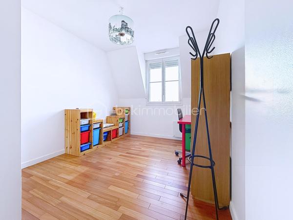 Situé au cœur de Serris, à deux pas de la mairie et de l'effervescence de Val d'Europe, cet appartement T4 de 86 m² constitue une opportunité financière rare sur un marché local en constante valorisation. Sa localisation stratégique permet de rejoindre Paris. Offrant un cadre de vie privilégié à proximité immédiate des pôles économiques majeurs. Doté d'une excellente performance énergétique DPE C, ce bien garantit un confort thermique optimal et des charges maîtrisées, répondant ainsi aux exigences des acheteurs les plus rigoureux en quête de rentabilité et de pérennité.

L'agencement intérieur mise sur la clarté et l'amplitude des volumes, avec une distribution des pièces fluide et sans aucune perte d'espace. Le séjour spacieux s'ouvre sur un environnement calme, une partie nuit se distingue par 3 chambre une salle de bain et wc-separe, offrant une modularité rare pour le secteur. L'absence totale de vis-à-vis, critère extrêmement recherché à Serris, confère à chaque pièce une luminosité naturelle abondante et une intimité totale, idéales pour concilier confort de vie de famille et calme absolu.

L'état général du bien est irréprochable, ne nécessitant aucun travaux, ce qui permet une installation immédiate dans un environnement sain et moderne. La prestation est complétée par deux places de parking privatives, un atout logistique indispensable en centre-ville. Pour découvrir ce bien d'exception ou organiser une visite, contactez Mme Oliveira - BSK Immobilier au 07 68 07 60 36