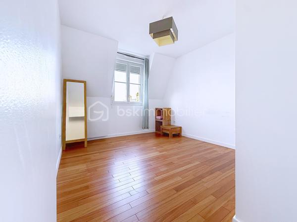 Situé au cœur de Serris, à deux pas de la mairie et de l'effervescence de Val d'Europe, cet appartement T4 de 86 m² constitue une opportunité financière rare sur un marché local en constante valorisation. Sa localisation stratégique permet de rejoindre Paris. Offrant un cadre de vie privilégié à proximité immédiate des pôles économiques majeurs. Doté d'une excellente performance énergétique DPE C, ce bien garantit un confort thermique optimal et des charges maîtrisées, répondant ainsi aux exigences des acheteurs les plus rigoureux en quête de rentabilité et de pérennité.

L'agencement intérieur mise sur la clarté et l'amplitude des volumes, avec une distribution des pièces fluide et sans aucune perte d'espace. Le séjour spacieux s'ouvre sur un environnement calme, une partie nuit se distingue par 3 chambre une salle de bain et wc-separe, offrant une modularité rare pour le secteur. L'absence totale de vis-à-vis, critère extrêmement recherché à Serris, confère à chaque pièce une luminosité naturelle abondante et une intimité totale, idéales pour concilier confort de vie de famille et calme absolu.

L'état général du bien est irréprochable, ne nécessitant aucun travaux, ce qui permet une installation immédiate dans un environnement sain et moderne. La prestation est complétée par deux places de parking privatives, un atout logistique indispensable en centre-ville. Pour découvrir ce bien d'exception ou organiser une visite, contactez Mme Oliveira - BSK Immobilier au 07 68 07 60 36