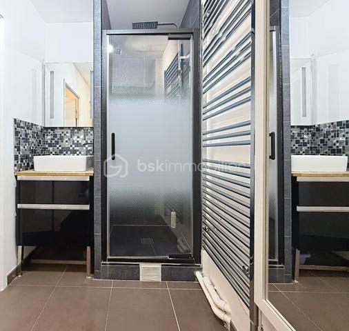 Situé au cœur de Serris, à deux pas de la mairie et de l'effervescence de Val d'Europe, cet appartement T4 de 86 m² constitue une opportunité financière rare sur un marché local en constante valorisation. Sa localisation stratégique permet de rejoindre Paris. Offrant un cadre de vie privilégié à proximité immédiate des pôles économiques majeurs. Doté d'une excellente performance énergétique DPE C, ce bien garantit un confort thermique optimal et des charges maîtrisées, répondant ainsi aux exigences des acheteurs les plus rigoureux en quête de rentabilité et de pérennité.

L'agencement intérieur mise sur la clarté et l'amplitude des volumes, avec une distribution des pièces fluide et sans aucune perte d'espace. Le séjour spacieux s'ouvre sur un environnement calme, une partie nuit se distingue par 3 chambre une salle de bain et wc-separe, offrant une modularité rare pour le secteur. L'absence totale de vis-à-vis, critère extrêmement recherché à Serris, confère à chaque pièce une luminosité naturelle abondante et une intimité totale, idéales pour concilier confort de vie de famille et calme absolu.

L'état général du bien est irréprochable, ne nécessitant aucun travaux, ce qui permet une installation immédiate dans un environnement sain et moderne. La prestation est complétée par deux places de parking privatives, un atout logistique indispensable en centre-ville. Pour découvrir ce bien d'exception ou organiser une visite, contactez Mme Oliveira - BSK Immobilier au 07 68 07 60 36