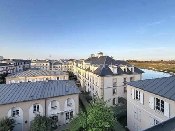 Situé au cœur de Serris, à deux pas de la mairie et de l'effervescence de Val d'Europe, cet appartement T4 de 86 m² constitue une opportunité financière rare sur un marché local en constante valorisation. Sa localisation stratégique permet de rejoindre Paris. Offrant un cadre de vie privilégié à proximité immédiate des pôles économiques majeurs. Doté d'une excellente performance énergétique DPE C, ce bien garantit un confort thermique optimal et des charges maîtrisées, répondant ainsi aux exigences des acheteurs les plus rigoureux en quête de rentabilité et de pérennité.

L'agencement intérieur mise sur la clarté et l'amplitude des volumes, avec une distribution des pièces fluide et sans aucune perte d'espace. Le séjour spacieux s'ouvre sur un environnement calme, une partie nuit se distingue par 3 chambre une salle de bain et wc-separe, offrant une modularité rare pour le secteur. L'absence totale de vis-à-vis, critère extrêmement recherché à Serris, confère à chaque pièce une luminosité naturelle abondante et une intimité totale, idéales pour concilier confort de vie de famille et calme absolu.

L'état général du bien est irréprochable, ne nécessitant aucun travaux, ce qui permet une installation immédiate dans un environnement sain et moderne. La prestation est complétée par deux places de parking privatives, un atout logistique indispensable en centre-ville. Pour découvrir ce bien d'exception ou organiser une visite, contactez Mme Oliveira - BSK Immobilier au 07 68 07 60 36