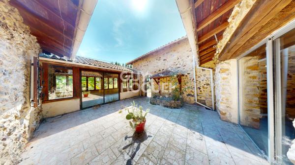 Propriété 371 m² avec dépendances, boxs pour chevaux et 1ha de terrain