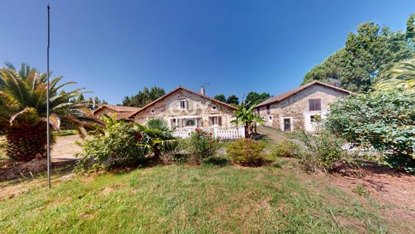 Propriété 371 m² avec dépendances, boxs pour chevaux et 1ha de terrain