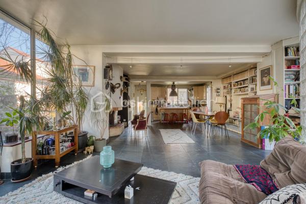 VILLA CHASSAGNOLLE - LES LILAS

Maison de ville familiale de 155,3 m2, 4 chambres, lumineuse (triple exposition) et au calme.
L'entrée principale se fait par un RDC surélevé donnant sur un espace de vie de 58 m2 comprenant : un salon et sa petite terrasse attenante son balcon attenant, une salle à manger avec cheminée ainsi qu'une cuisine ouverte aménagée et équipée.
Au 1er étage : un palier dessert deux chambres. Une chambre de 9,5 m2 et une chambre de 12,2 m2 avec sa terrasse de 20 m2 plein ouest. Une salle de bain avec toilettes de 5,3 m2.
Au deuxième et dernier étage : une grande chambre en mezzanine de 25,7 m2 avec double exposition.
Au RDC, accessible du salon par un escalier et/ou par une entrée indépendante donnant sur cour : un studio entièrement aménagé et autonome.
Le studio est composé d'un séjour et d'une cuisine aménagée et équipée de 14 m2, d'une chambre, ainsi que d'une salle d'eau avec toilettes.
Au RDC également, un palier dessert un espace buanderie de 5 m2 et un garage de 24 m2.

Proche de toutes commodités : commerces, écoles et transports
Métro ligne 11 à équidistance (600 mètres) des arrêts « Porte des Lilas » et «Mairie des Lilas »,  / tramway T3b à 10 minutes à pied
Bus 61 et 96

Pour davantage de photos/informations ou pour programmer une visite, n'hésitez pas à me contacter 7j/7
