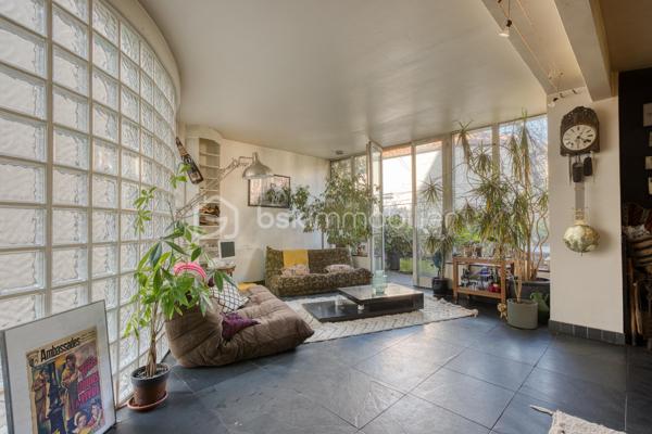 VILLA CHASSAGNOLLE - LES LILAS

Maison de ville familiale de 155,3 m2, 4 chambres, lumineuse (triple exposition) et au calme.
L'entrée principale se fait par un RDC surélevé donnant sur un espace de vie de 58 m2 comprenant : un salon et sa petite terrasse attenante son balcon attenant, une salle à manger avec cheminée ainsi qu'une cuisine ouverte aménagée et équipée.
Au 1er étage : un palier dessert deux chambres. Une chambre de 9,5 m2 et une chambre de 12,2 m2 avec sa terrasse de 20 m2 plein ouest. Une salle de bain avec toilettes de 5,3 m2.
Au deuxième et dernier étage : une grande chambre en mezzanine de 25,7 m2 avec double exposition.
Au RDC, accessible du salon par un escalier et/ou par une entrée indépendante donnant sur cour : un studio entièrement aménagé et autonome.
Le studio est composé d'un séjour et d'une cuisine aménagée et équipée de 14 m2, d'une chambre, ainsi que d'une salle d'eau avec toilettes.
Au RDC également, un palier dessert un espace buanderie de 5 m2 et un garage de 24 m2.

Proche de toutes commodités : commerces, écoles et transports
Métro ligne 11 à équidistance (600 mètres) des arrêts « Porte des Lilas » et «Mairie des Lilas »,  / tramway T3b à 10 minutes à pied
Bus 61 et 96

Pour davantage de photos/informations ou pour programmer une visite, n'hésitez pas à me contacter 7j/7