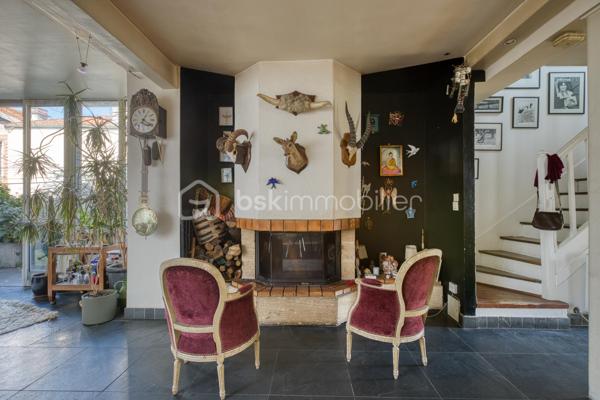 VILLA CHASSAGNOLLE - LES LILAS

Maison de ville familiale de 155,3 m2, 4 chambres, lumineuse (triple exposition) et au calme.
L'entrée principale se fait par un RDC surélevé donnant sur un espace de vie de 58 m2 comprenant : un salon et sa petite terrasse attenante son balcon attenant, une salle à manger avec cheminée ainsi qu'une cuisine ouverte aménagée et équipée.
Au 1er étage : un palier dessert deux chambres. Une chambre de 9,5 m2 et une chambre de 12,2 m2 avec sa terrasse de 20 m2 plein ouest. Une salle de bain avec toilettes de 5,3 m2.
Au deuxième et dernier étage : une grande chambre en mezzanine de 25,7 m2 avec double exposition.
Au RDC, accessible du salon par un escalier et/ou par une entrée indépendante donnant sur cour : un studio entièrement aménagé et autonome.
Le studio est composé d'un séjour et d'une cuisine aménagée et équipée de 14 m2, d'une chambre, ainsi que d'une salle d'eau avec toilettes.
Au RDC également, un palier dessert un espace buanderie de 5 m2 et un garage de 24 m2.

Proche de toutes commodités : commerces, écoles et transports
Métro ligne 11 à équidistance (600 mètres) des arrêts « Porte des Lilas » et «Mairie des Lilas »,  / tramway T3b à 10 minutes à pied
Bus 61 et 96

Pour davantage de photos/informations ou pour programmer une visite, n'hésitez pas à me contacter 7j/7