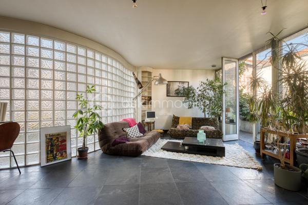 VILLA CHASSAGNOLLE - LES LILAS

Maison de ville familiale de 155,3 m2, 4 chambres, lumineuse (triple exposition) et au calme.
L'entrée principale se fait par un RDC surélevé donnant sur un espace de vie de 58 m2 comprenant : un salon et sa petite terrasse attenante son balcon attenant, une salle à manger avec cheminée ainsi qu'une cuisine ouverte aménagée et équipée.
Au 1er étage : un palier dessert deux chambres. Une chambre de 9,5 m2 et une chambre de 12,2 m2 avec sa terrasse de 20 m2 plein ouest. Une salle de bain avec toilettes de 5,3 m2.
Au deuxième et dernier étage : une grande chambre en mezzanine de 25,7 m2 avec double exposition.
Au RDC, accessible du salon par un escalier et/ou par une entrée indépendante donnant sur cour : un studio entièrement aménagé et autonome.
Le studio est composé d'un séjour et d'une cuisine aménagée et équipée de 14 m2, d'une chambre, ainsi que d'une salle d'eau avec toilettes.
Au RDC également, un palier dessert un espace buanderie de 5 m2 et un garage de 24 m2.

Proche de toutes commodités : commerces, écoles et transports
Métro ligne 11 à équidistance (600 mètres) des arrêts « Porte des Lilas » et «Mairie des Lilas »,  / tramway T3b à 10 minutes à pied
Bus 61 et 96

Pour davantage de photos/informations ou pour programmer une visite, n'hésitez pas à me contacter 7j/7