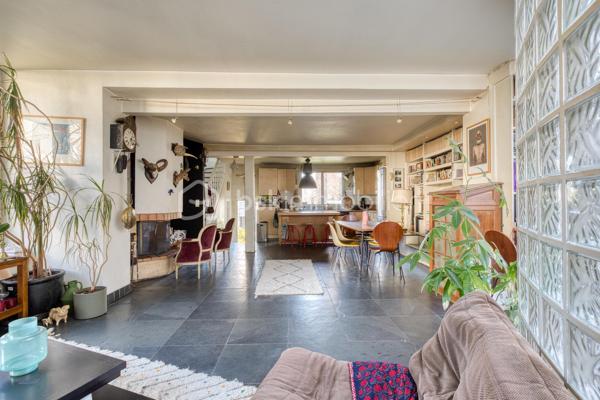 VILLA CHASSAGNOLLE - LES LILAS

Maison de ville familiale de 155,3 m2, 4 chambres, lumineuse (triple exposition) et au calme.
L'entrée principale se fait par un RDC surélevé donnant sur un espace de vie de 58 m2 comprenant : un salon et sa petite terrasse attenante son balcon attenant, une salle à manger avec cheminée ainsi qu'une cuisine ouverte aménagée et équipée.
Au 1er étage : un palier dessert deux chambres. Une chambre de 9,5 m2 et une chambre de 12,2 m2 avec sa terrasse de 20 m2 plein ouest. Une salle de bain avec toilettes de 5,3 m2.
Au deuxième et dernier étage : une grande chambre en mezzanine de 25,7 m2 avec double exposition.
Au RDC, accessible du salon par un escalier et/ou par une entrée indépendante donnant sur cour : un studio entièrement aménagé et autonome.
Le studio est composé d'un séjour et d'une cuisine aménagée et équipée de 14 m2, d'une chambre, ainsi que d'une salle d'eau avec toilettes.
Au RDC également, un palier dessert un espace buanderie de 5 m2 et un garage de 24 m2.

Proche de toutes commodités : commerces, écoles et transports
Métro ligne 11 à équidistance (600 mètres) des arrêts « Porte des Lilas » et «Mairie des Lilas »,  / tramway T3b à 10 minutes à pied
Bus 61 et 96

Pour davantage de photos/informations ou pour programmer une visite, n'hésitez pas à me contacter 7j/7